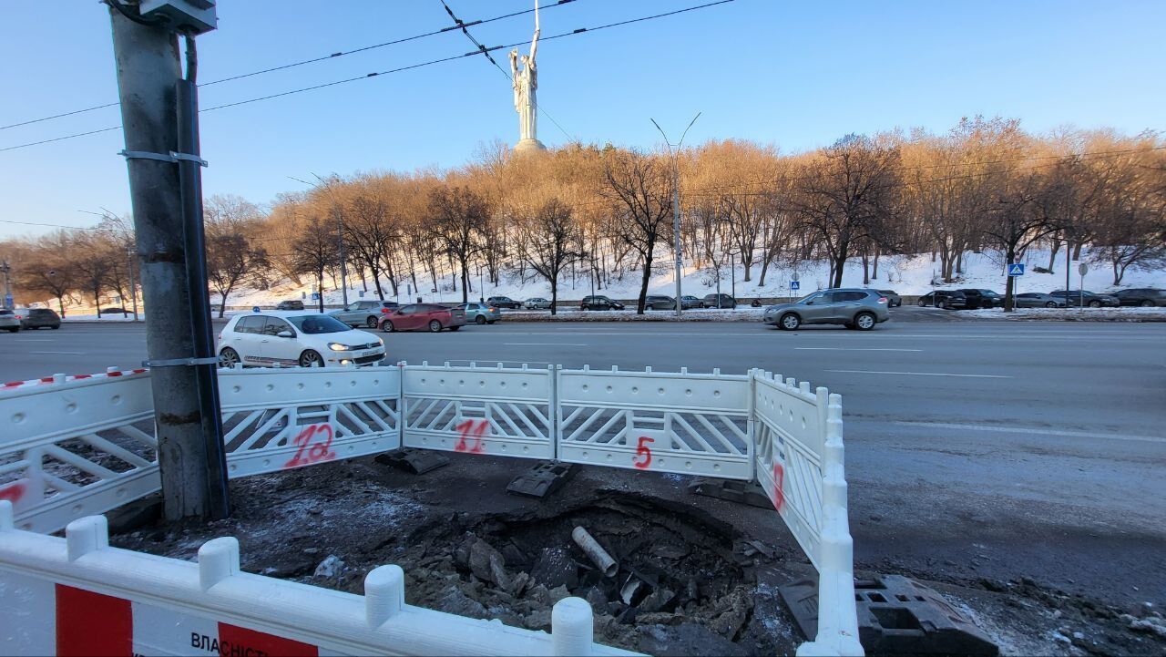 У Києві внаслідок атаки РФ пошкоджено музей у підніжжі монумента "Батьківщина-мати". Усі подробиці та фото