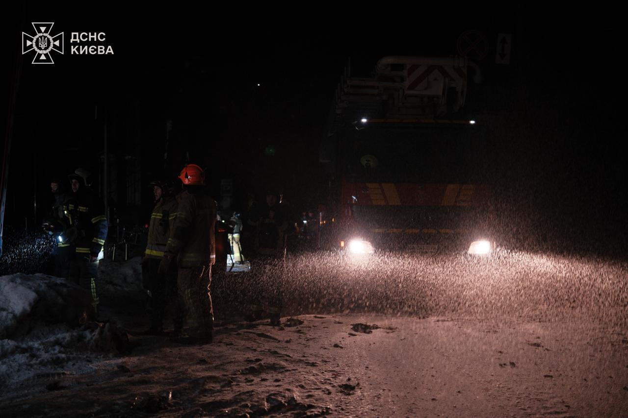 Россия атаковала Киев ракетами и дронами: произошли пожары, есть пострадавшие. Фото и видео