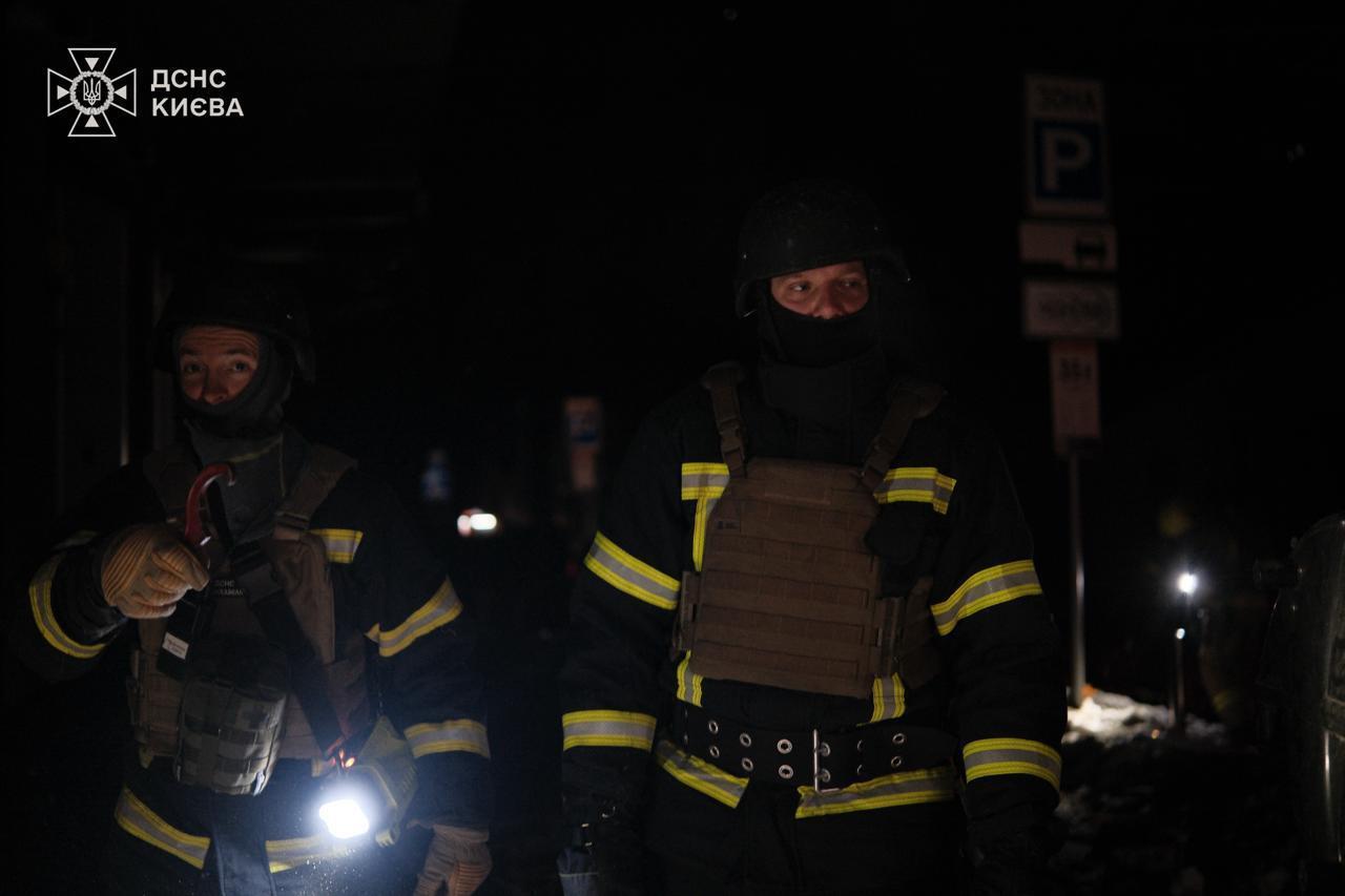 Россия атаковала Киев ракетами и дронами: произошли пожары, есть пострадавшие. Фото и видео