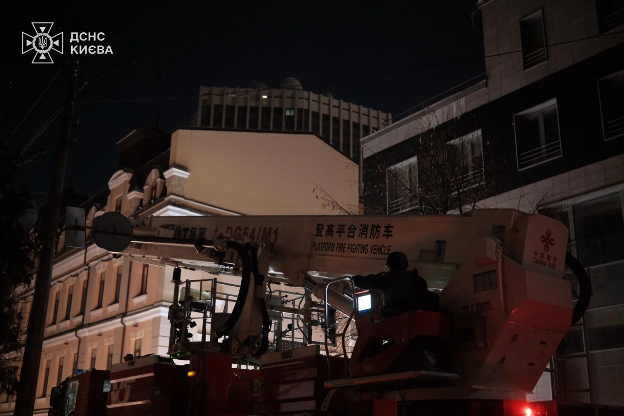 Россия атаковала Киев ракетами и дронами: произошли пожары, есть пострадавшие. Фото и видео
