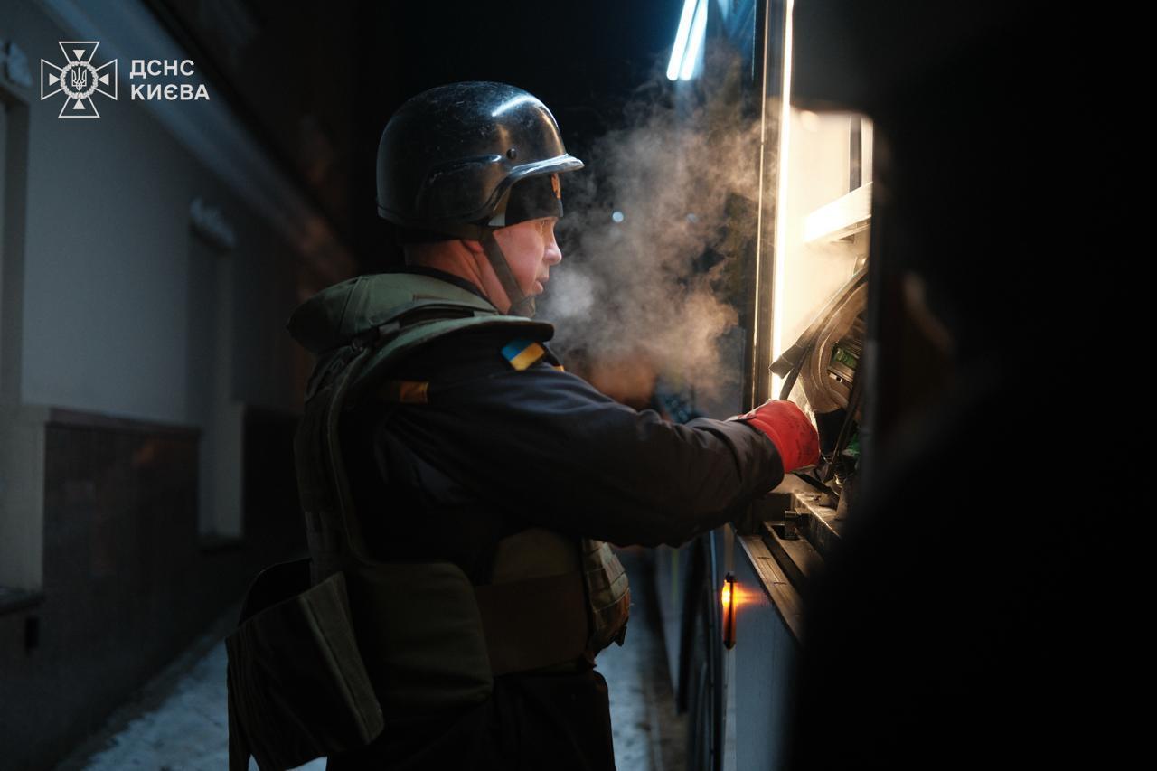 Россия атаковала Киев ракетами и дронами: произошли пожары, есть пострадавшие. Фото и видео