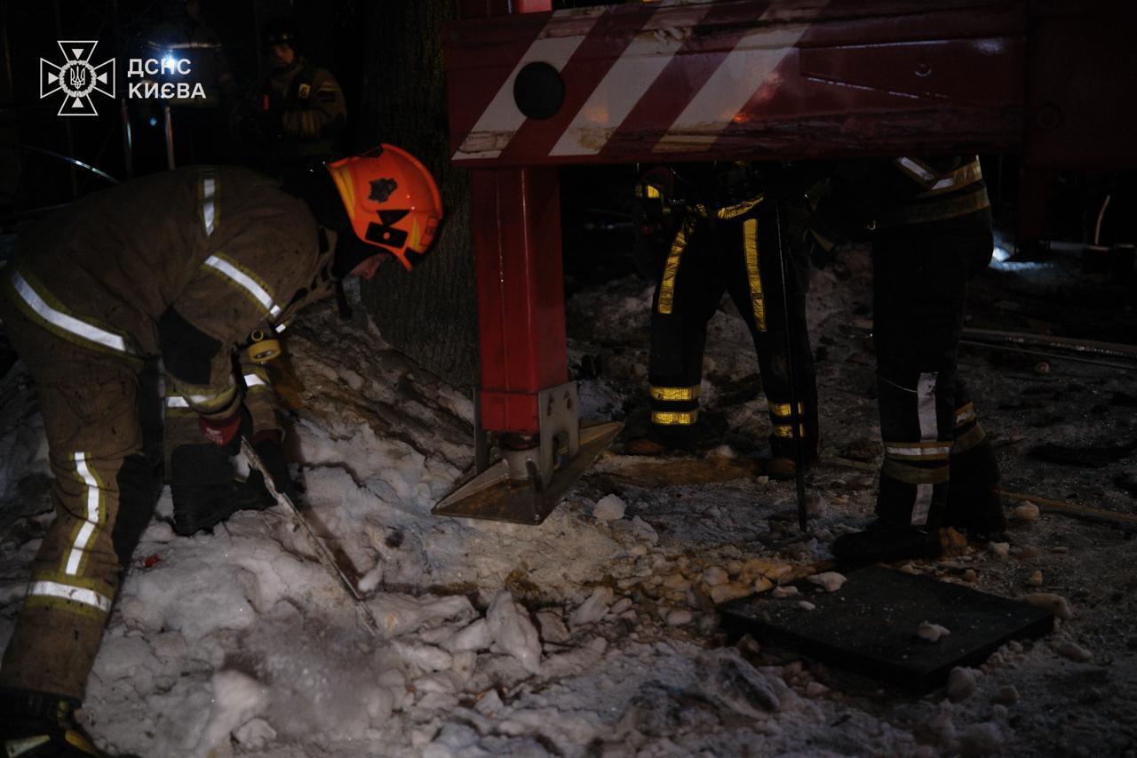 Россия атаковала Киев ракетами и дронами: произошли пожары, есть пострадавшие. Фото и видео