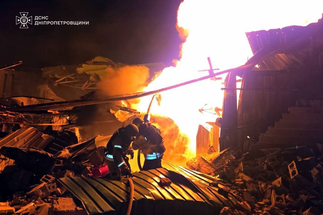 Россия массированно атаковала Днепропетровскую область дронами и ракетами: произошли пожары, есть разрушения. Фото