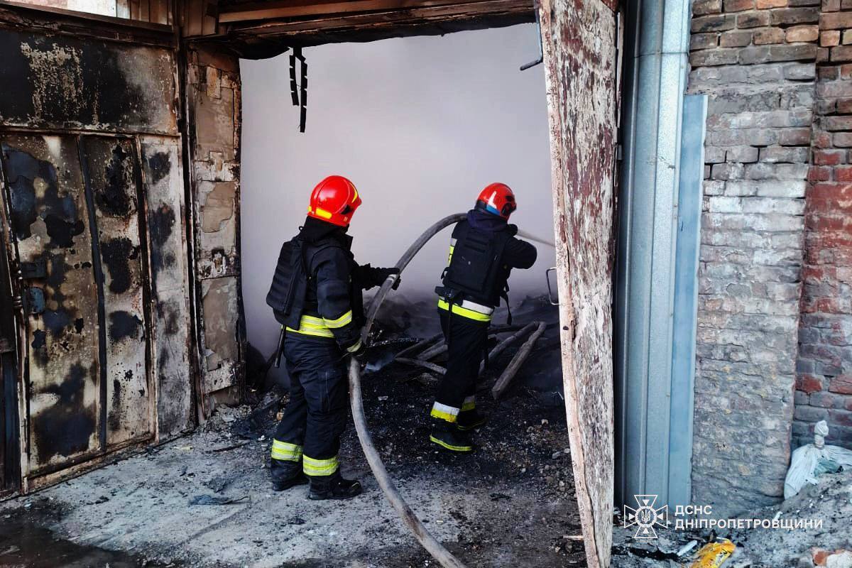 Россия массированно атаковала Днепропетровскую область дронами и ракетами: произошли пожары, есть разрушения. Фото