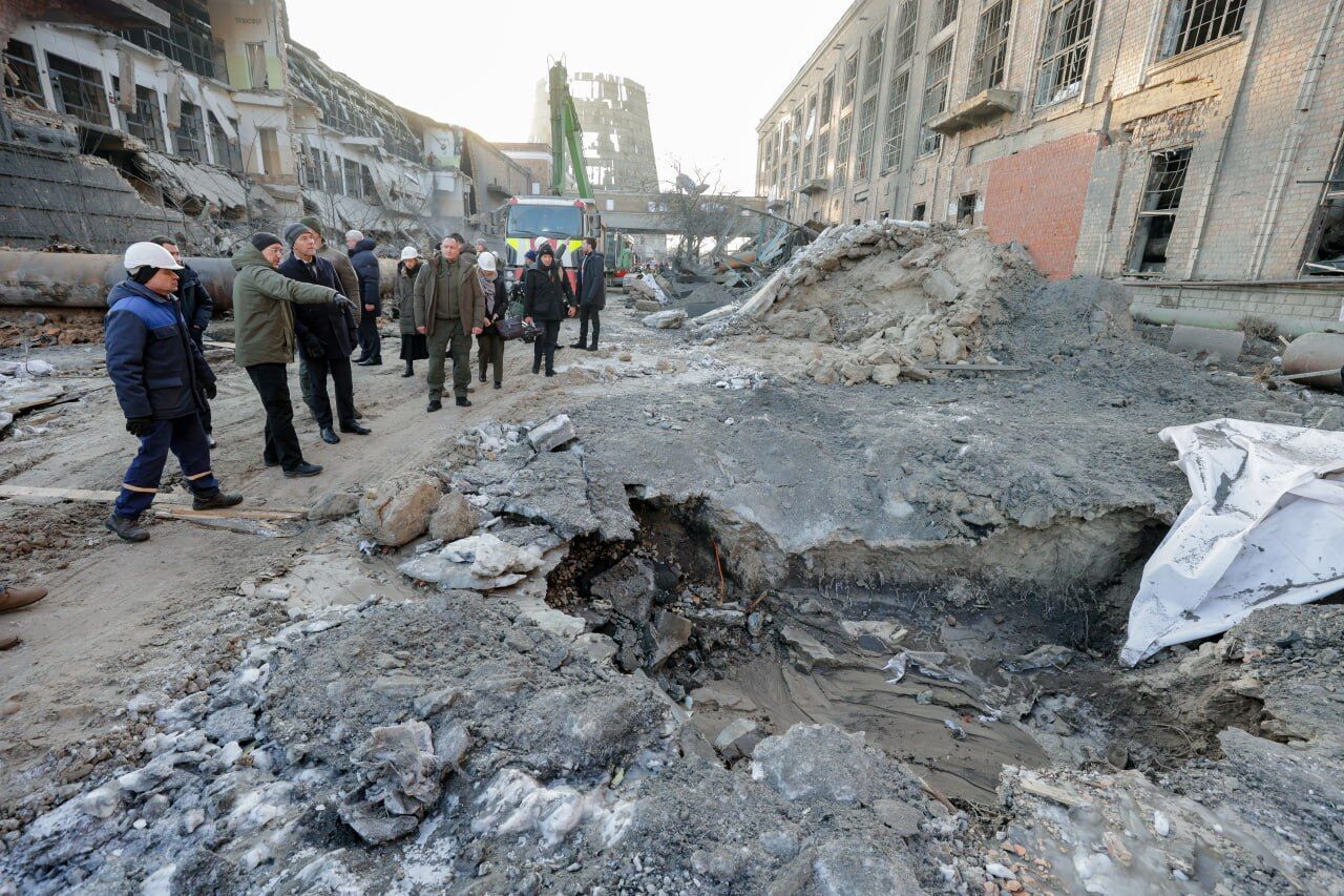 "Обстрел был сознательный": Шмыгаль показал Рютте последствия российской атаки на одну из киевских ТЭЦ. Фото и видео