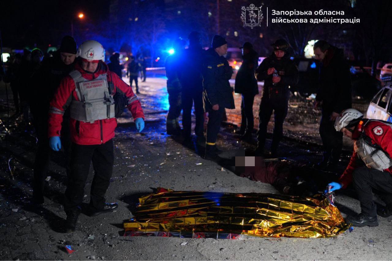 Росія вдарила по Запоріжжю, коли люди діставались додому: загинуло двоє підлітків. Фото й відео