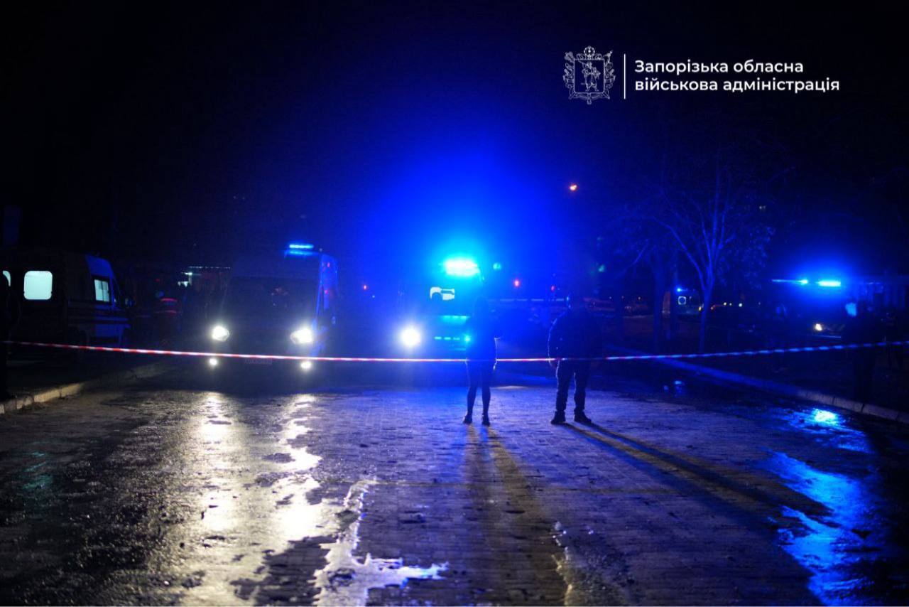 Росія вдарила по Запоріжжю, коли люди діставались додому: загинуло двоє підлітків. Фото й відео