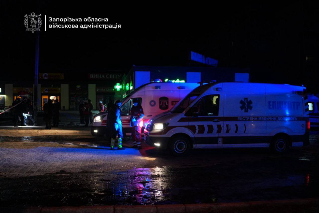 Росія вдарила по Запоріжжю, коли люди діставались додому: загинуло двоє підлітків. Фото й відео