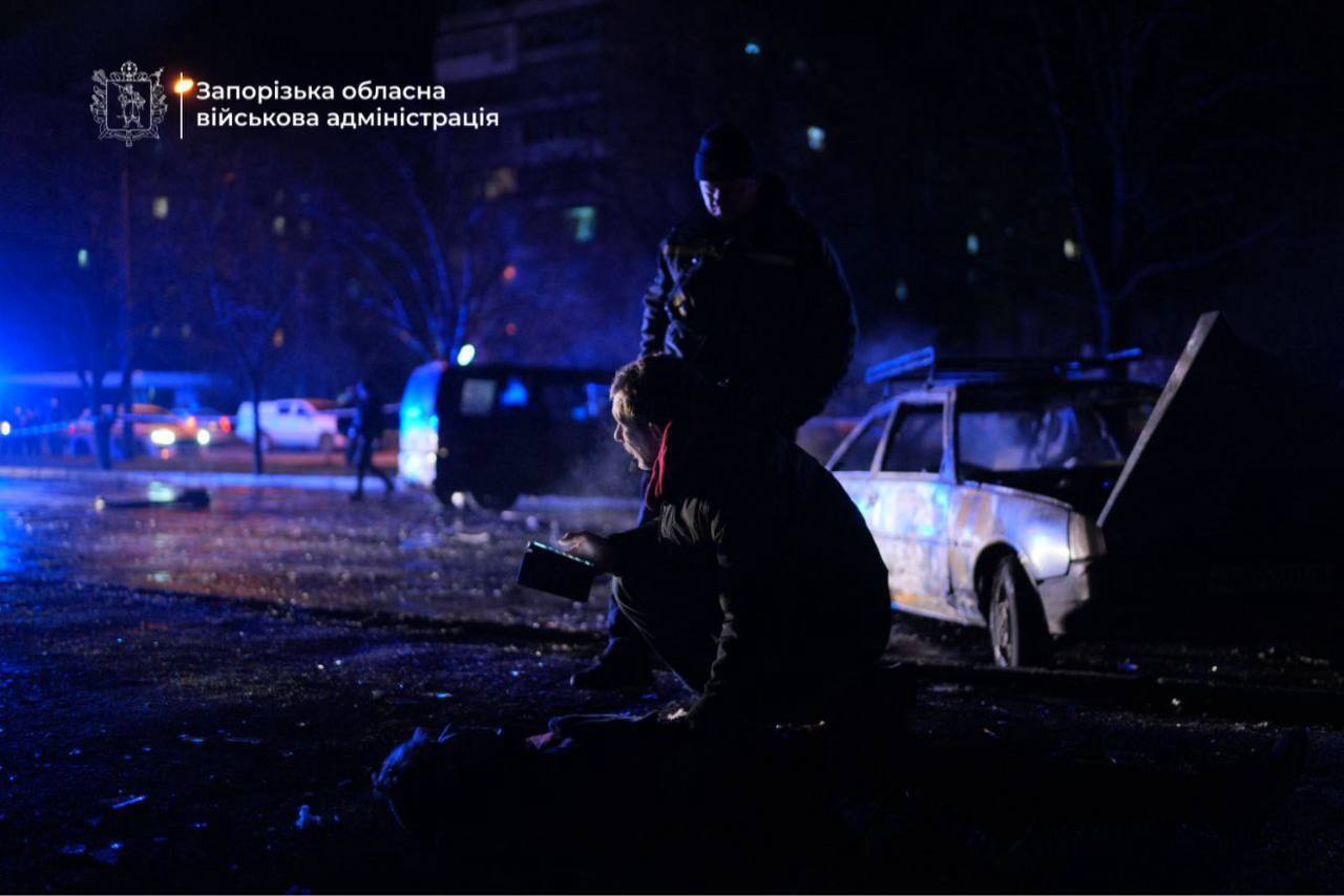 Росія вдарила по Запоріжжю, коли люди діставались додому: загинуло двоє підлітків. Фото й відео