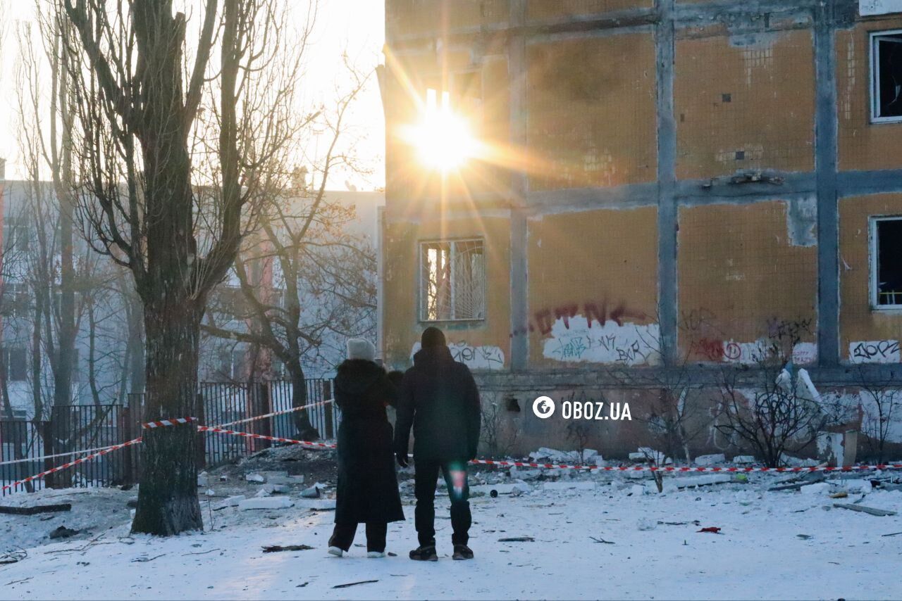 Дыра в крыше дома и выбитые окна: последствия атаки РФ в Днепровском районе Киева. Фото и видео