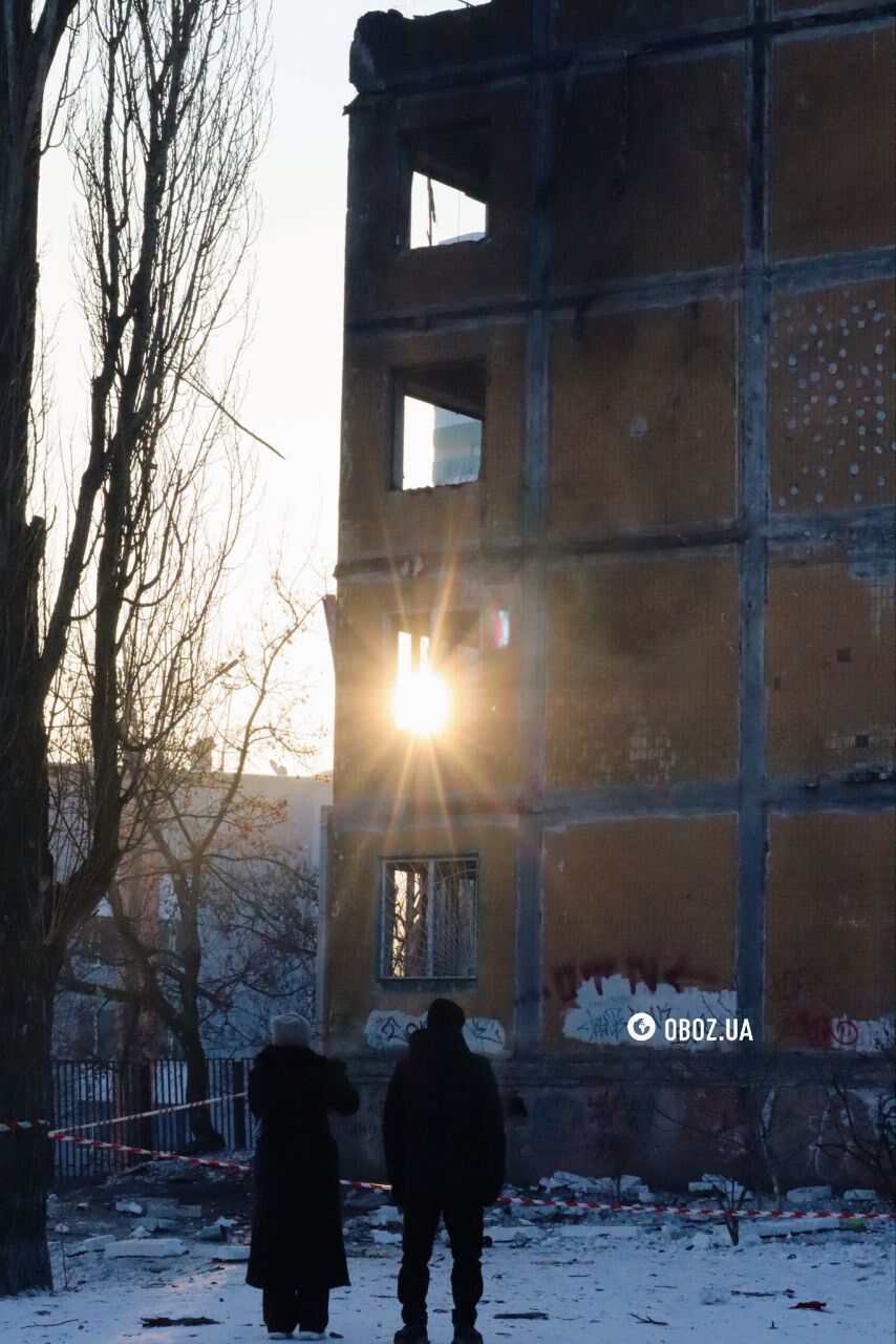Дыра в крыше дома и выбитые окна: последствия атаки РФ в Днепровском районе Киева. Фото и видео