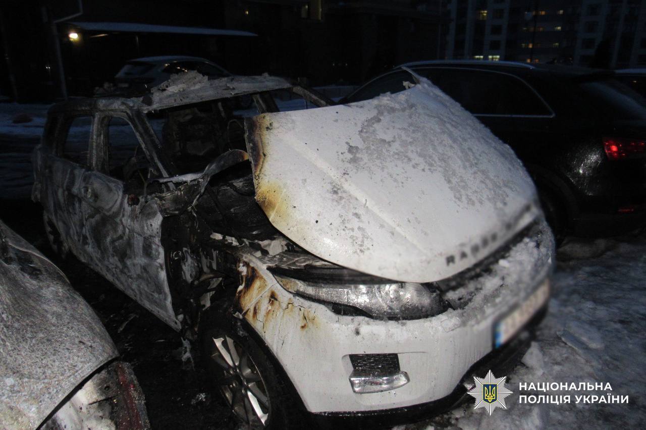 Хотели получить 100 тыс. грн: в центре Киева двое мужчин подожгли Porsche Cayenne и Range Rover. Фото