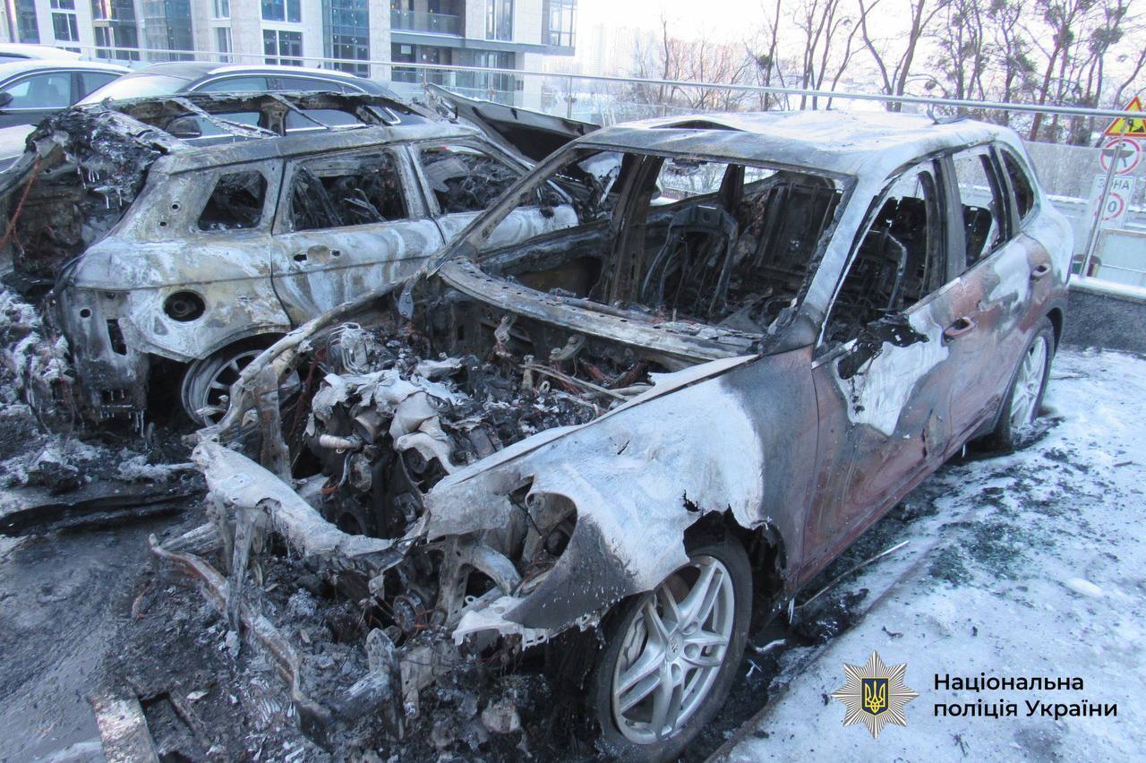 Хотели получить 100 тыс. грн: в центре Киева двое мужчин подожгли Porsche Cayenne и Range Rover. Фото