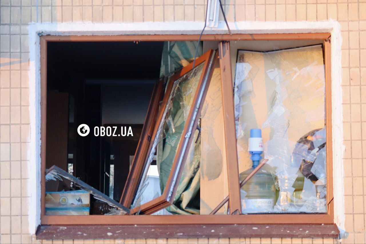 Дыра в крыше дома и выбитые окна: последствия атаки РФ в Днепровском районе Киева. Фото и видео
