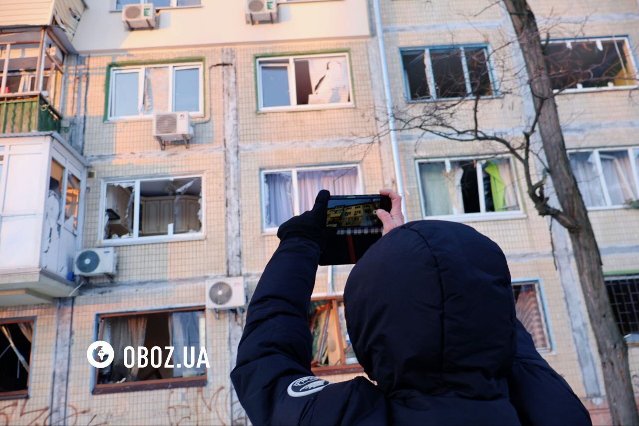 Дыра в крыше дома и выбитые окна: последствия атаки РФ в Днепровском районе Киева. Фото и видео
