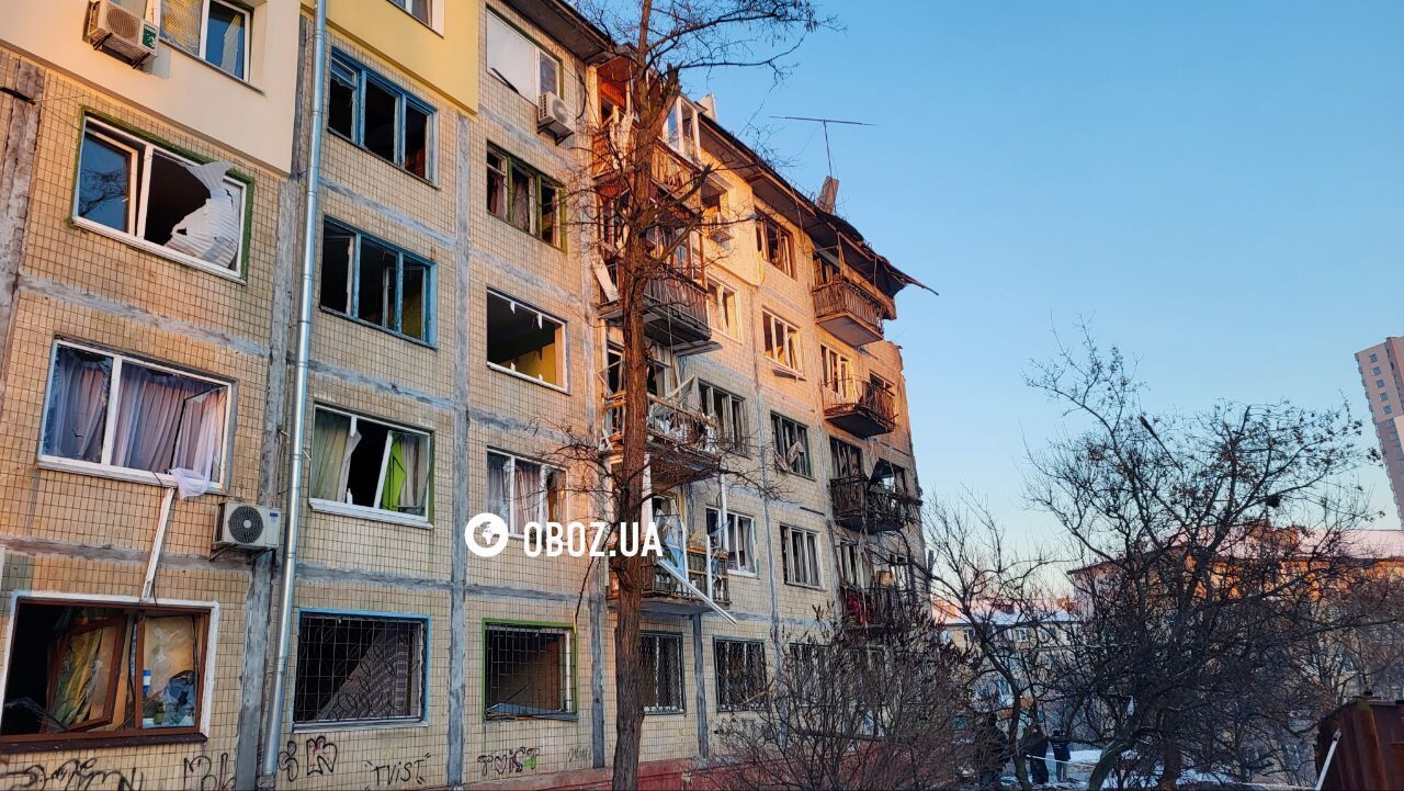 Дыра в крыше дома и выбитые окна: последствия атаки РФ в Днепровском районе Киева. Фото и видео