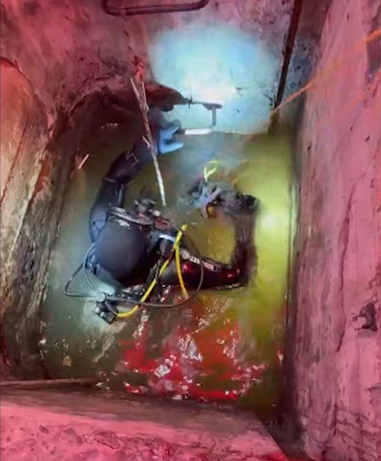 Працювали в екстремальних умовах: черкаські водолази-сапери провели унікальну спецоперацію на столичній ТЕЦ після російського обстрілу. Відео