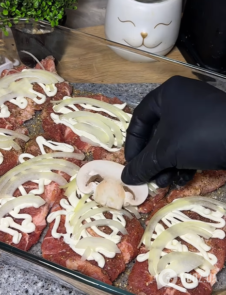 Как приготовить мясо по-французски на ужин: рецепт с грибами и сыром