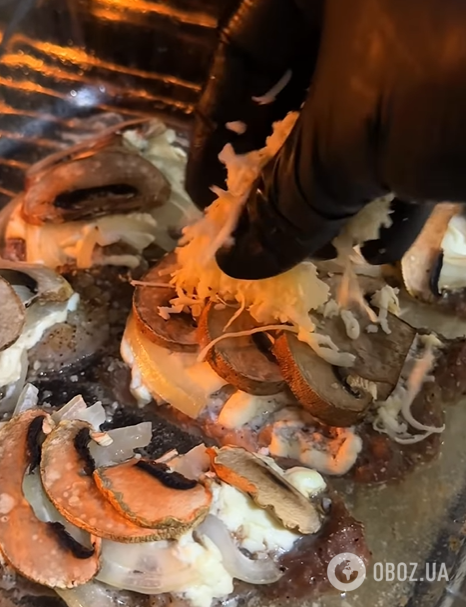 Как приготовить мясо по-французски на ужин: рецепт с грибами и сыром