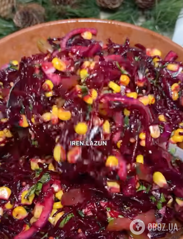 Смачніше, ніж вінегрет: корисний "Зимовий" салат із буряка, з солоними огірками та кукурудзою