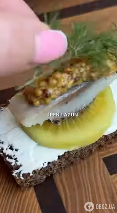 Корисні бутерброди з оселедцем за 2 хвилини: рецепт найкращої зимової закуски