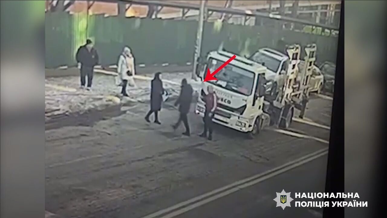 В центре Киева нарушитель ПДД посреди дороги ударил водителя эвакуатора до потери сознания и скрылся. Подробности и видео