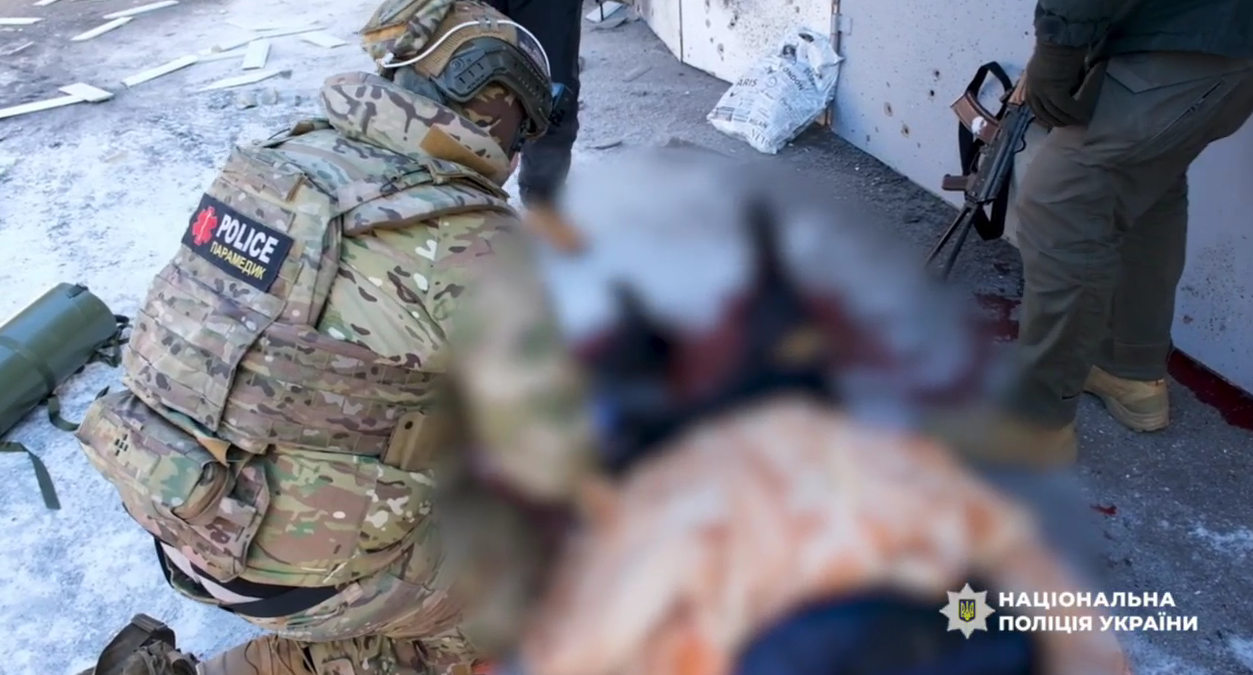 Зупиняли масовані кровотечі: поліція показала перші хвилини після ворожого удару по Дружківці. Відео