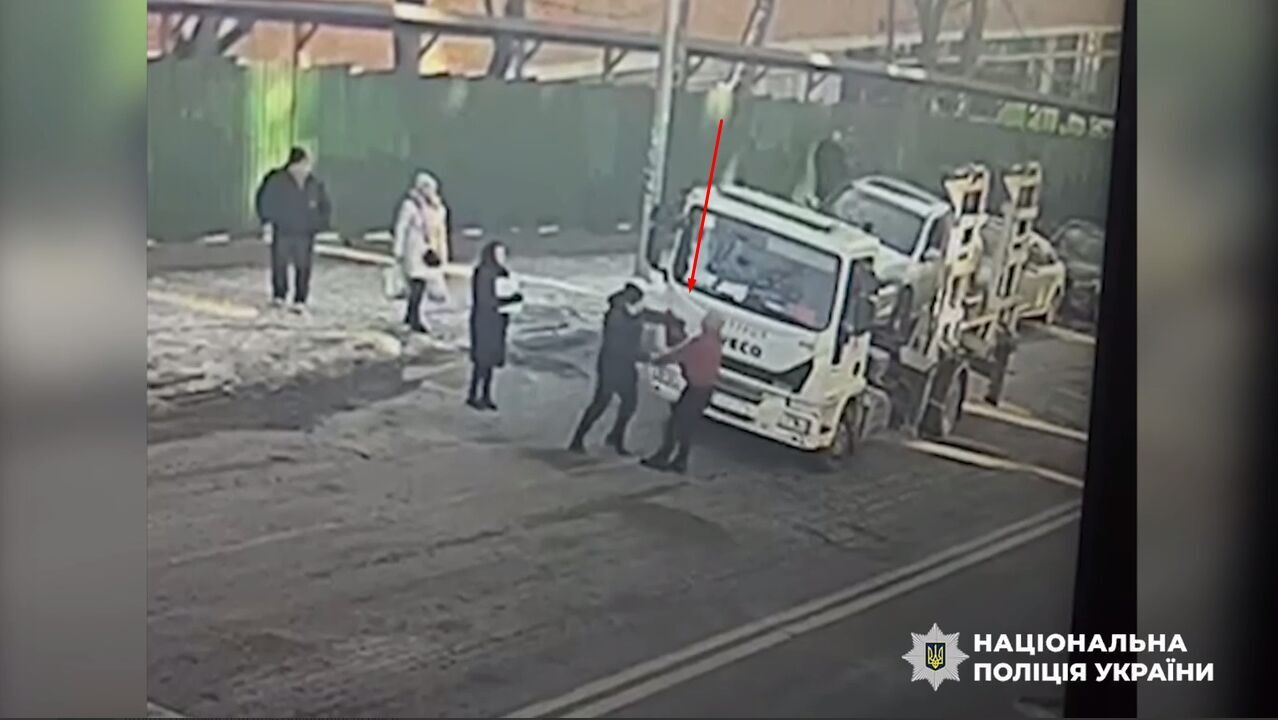 В центре Киева нарушитель ПДД посреди дороги ударил водителя эвакуатора до потери сознания и скрылся. Подробности и видео