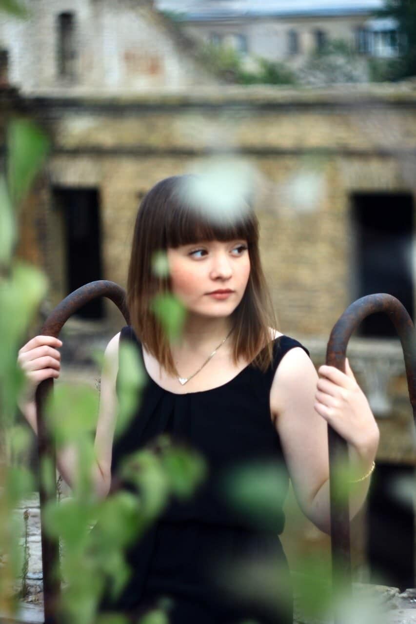 "Ты должен жить за двоих". Сын Константина Грубича растрогал обращением к украинцам на могиле своей сестры