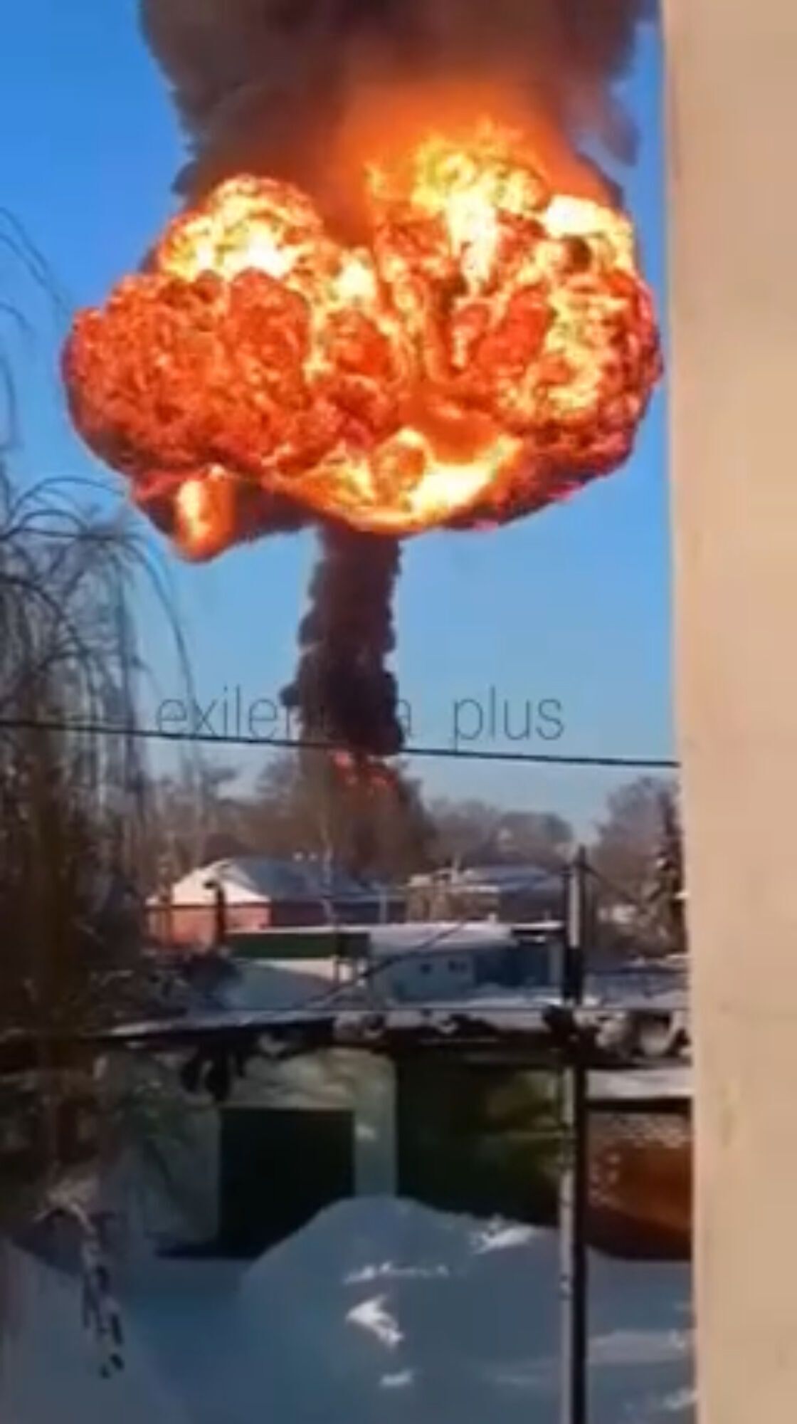 У Тамбовській області РФ пролунали потужні вибухи: зійшов із рейок поїзд із цистернами бензину. Фото, відео