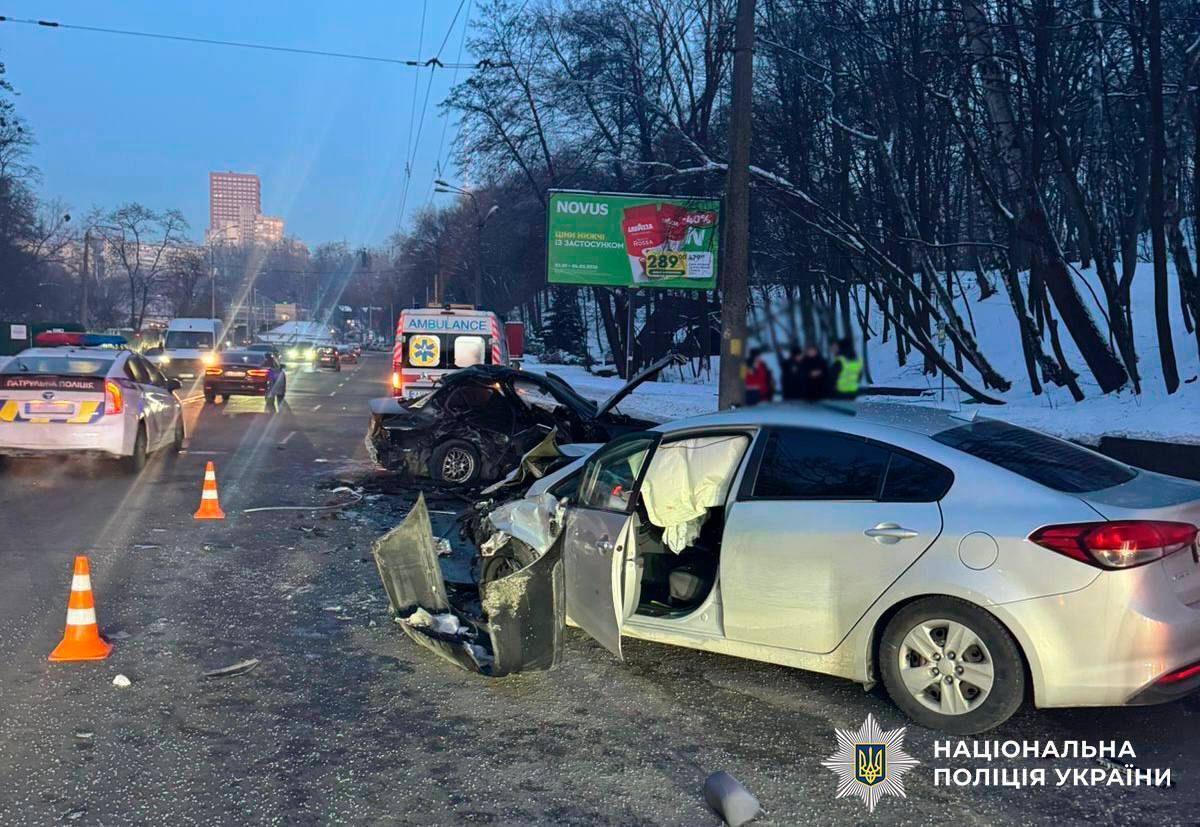 У Києві BMW внаслідок аварії перетворився на купу металу: є загибла і постраждалий. Подробиці та фото