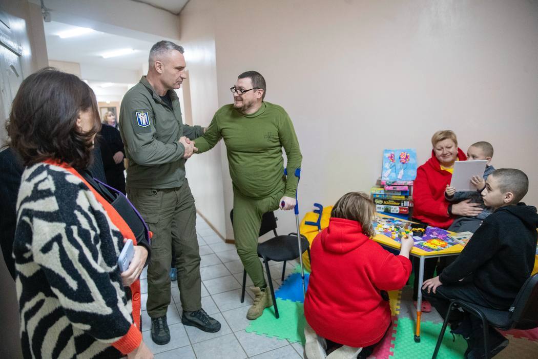 Кличко відвідав санаторій, де розмістили киян, які залишилися без тепла і світла після обстрілів. Фото