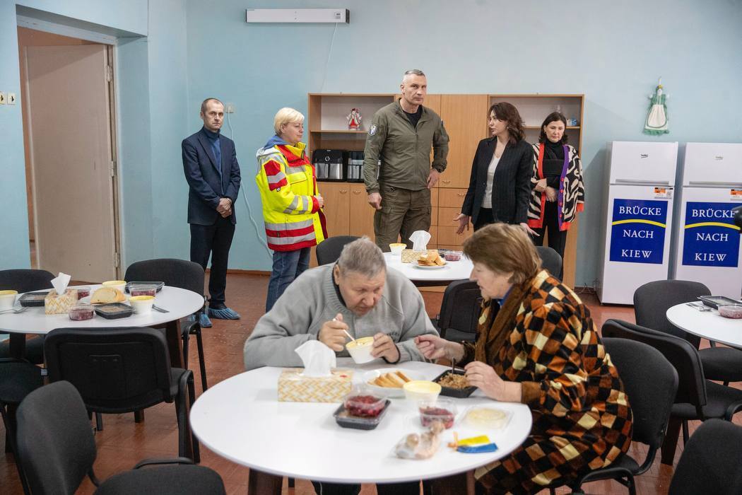 Кличко відвідав санаторій, де розмістили киян, які залишилися без тепла і світла після обстрілів. Фото