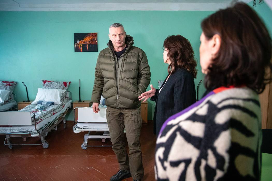 Кличко відвідав санаторій, де розмістили киян, які залишилися без тепла і світла після обстрілів. Фото