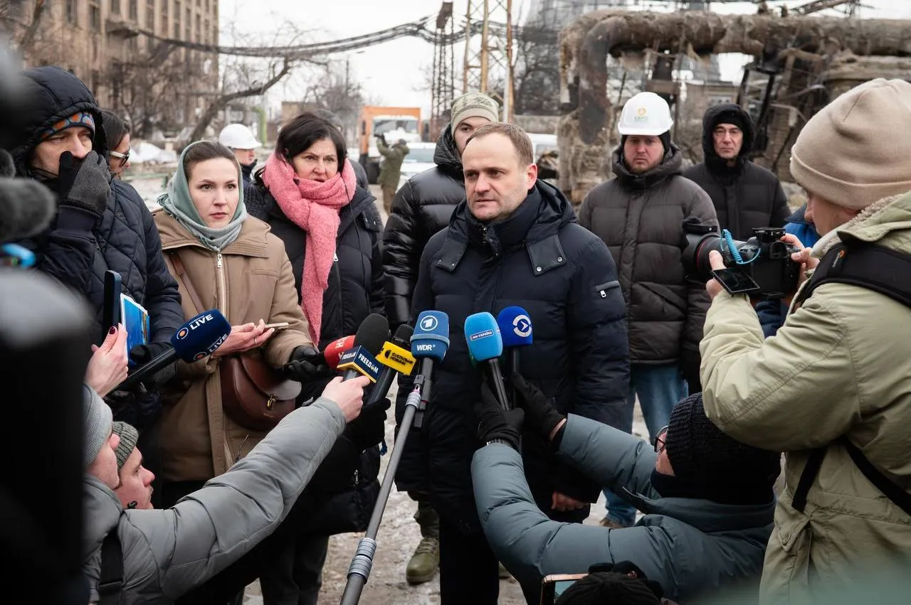 Ударили 5 ракет, станция уничтожена: Кулеба показал кадры с Дарницкой ТЭЦ