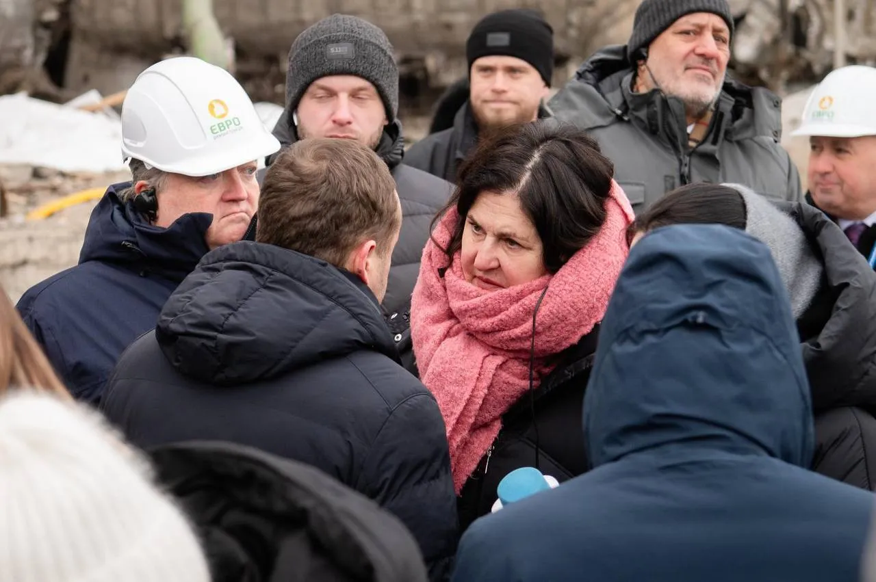 Ударили 5 ракет, станция уничтожена: Кулеба показал кадры с Дарницкой ТЭЦ