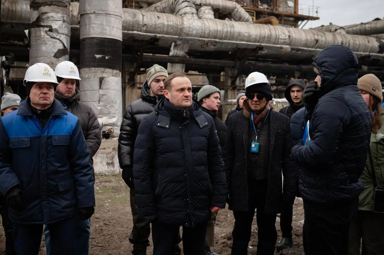 Ударили 5 ракет, станция уничтожена: Кулеба показал кадры с Дарницкой ТЭЦ