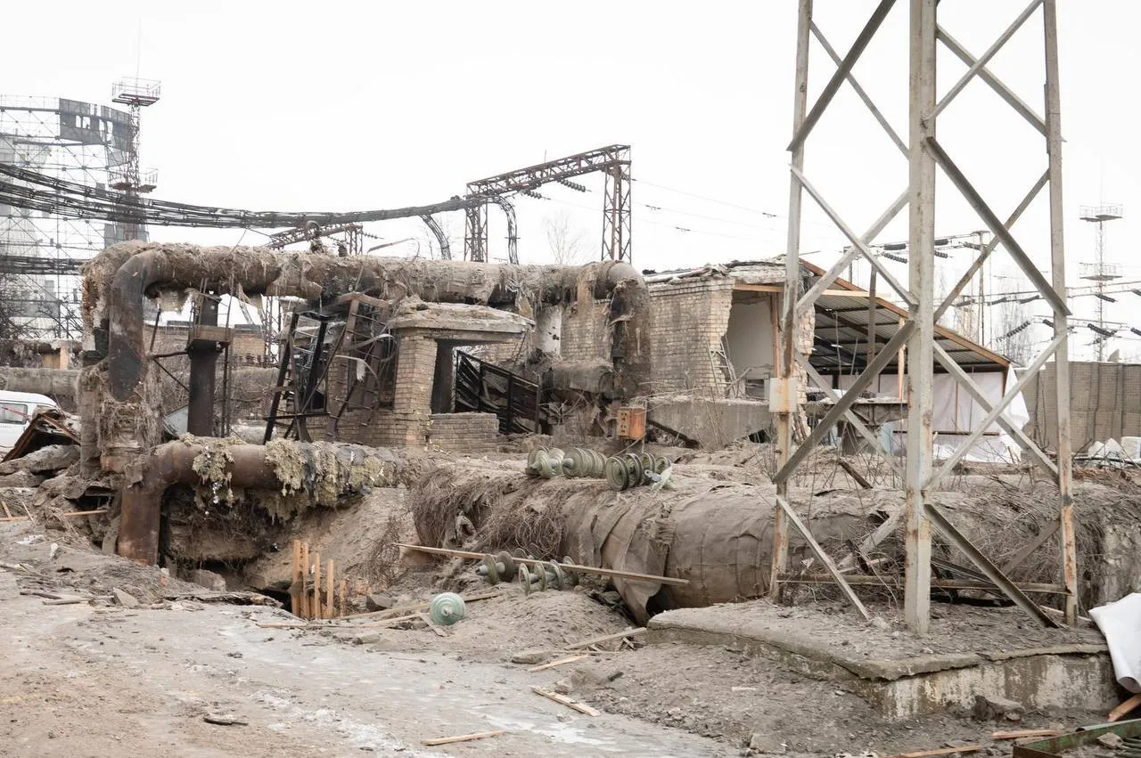 Ударили 5 ракет, станция уничтожена: Кулеба показал кадры с Дарницкой ТЭЦ