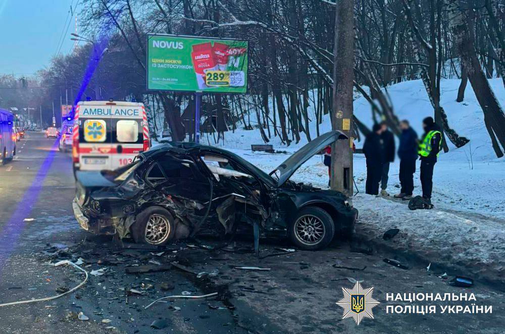 У Києві BMW внаслідок аварії перетворився на купу металу: є загибла і постраждалий. Подробиці та фото