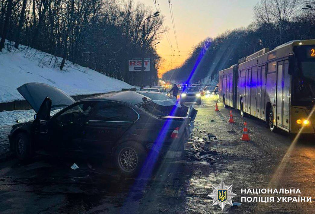 У Києві BMW внаслідок аварії перетворився на купу металу: є загибла і постраждалий. Подробиці та фото