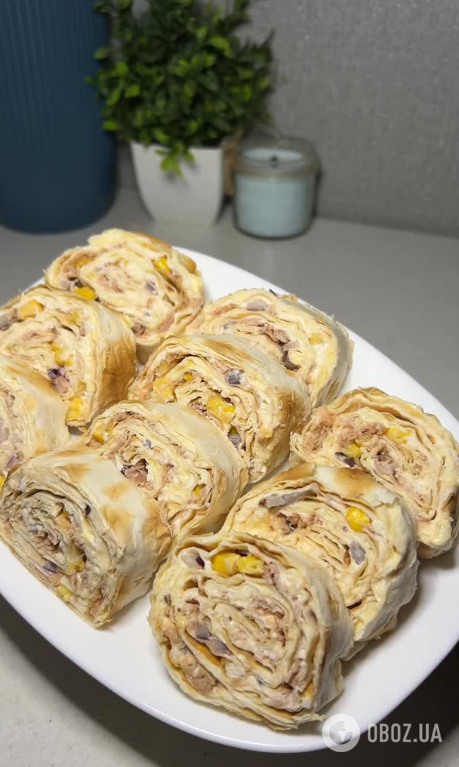 Ліниві рулетики з лаваша з тунцем: як приготувати смачну закуску