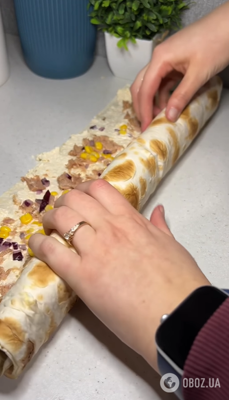 Ліниві рулетики з лаваша з тунцем: як приготувати смачну закуску