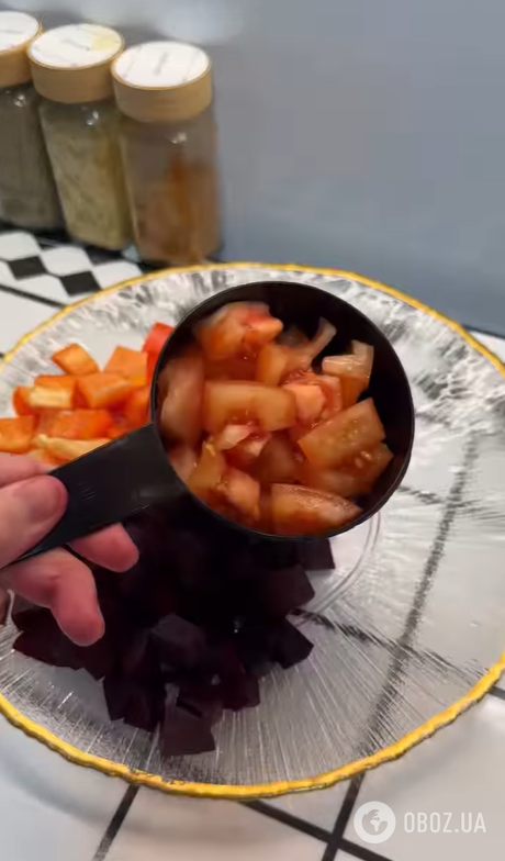 Рецепт смачного салату з буряком: додайте помідорами та червоний перець