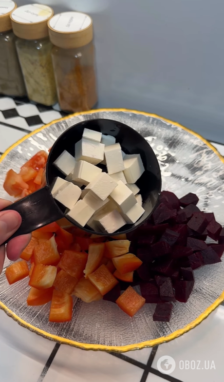 Рецепт смачного салату з буряком: додайте помідорами та червоний перець