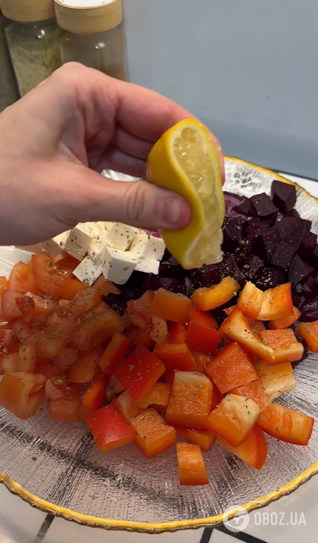 Рецепт смачного салату з буряком: додайте помідорами та червоний перець