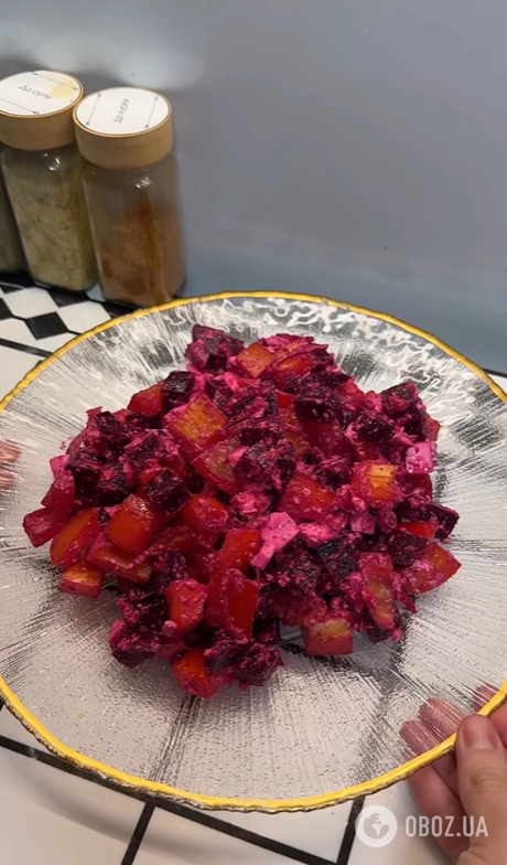 Рецепт смачного салату з буряком: додайте помідорами та червоний перець