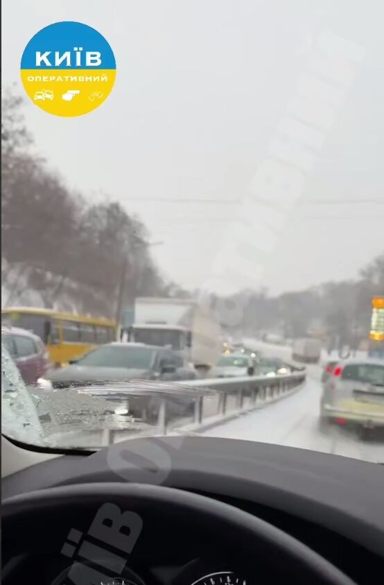 Киев остановился: из-за погоды и ДТП столицу сковали многочисленные пробки. Подробности и видео