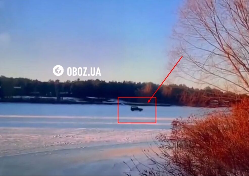 Виїхали покататись: на Київському морі позашляховик провалився під кригу та потонув, одну людину ще шукають. Момент потрапив на відео