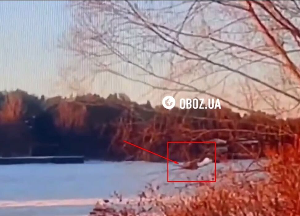 Виїхали покататись: на Київському морі позашляховик провалився під кригу та потонув, одну людину ще шукають. Момент потрапив на відео