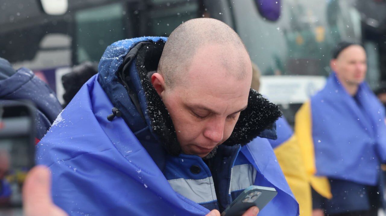 Більшість були в неволі ще з 22-го року: Україна повернула з російського полону 157 людей. Фото та відео